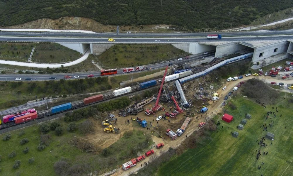 Σύγκρουση τρένων στα Τέμπη: Ο μόνος επιζών από το πρώτο βαγόνι - Εκτοξεύθηκε στα χωράφια - Υποβλήθηκε σε δύο χειρουργεία στο κεφάλι